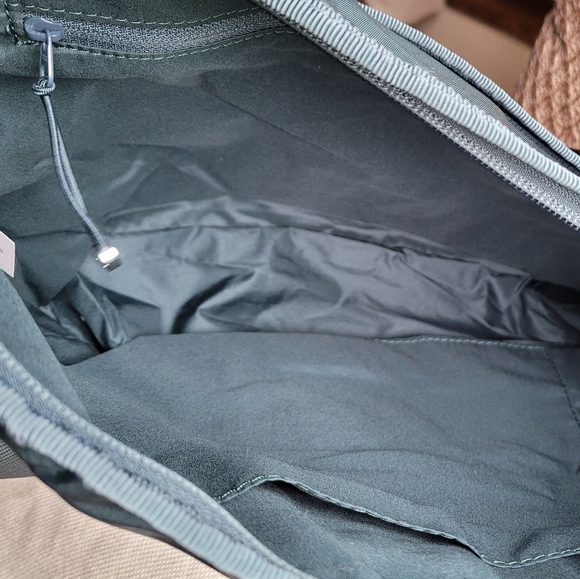 NWOT- Lululemon Gym Shoulder/City Bag - Picture 6 of 16